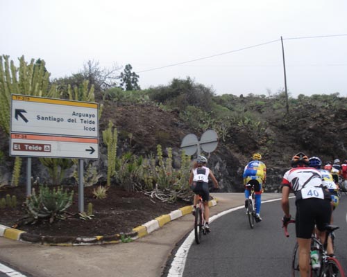 ciclistas ascendiendo al Teide en Tenerife